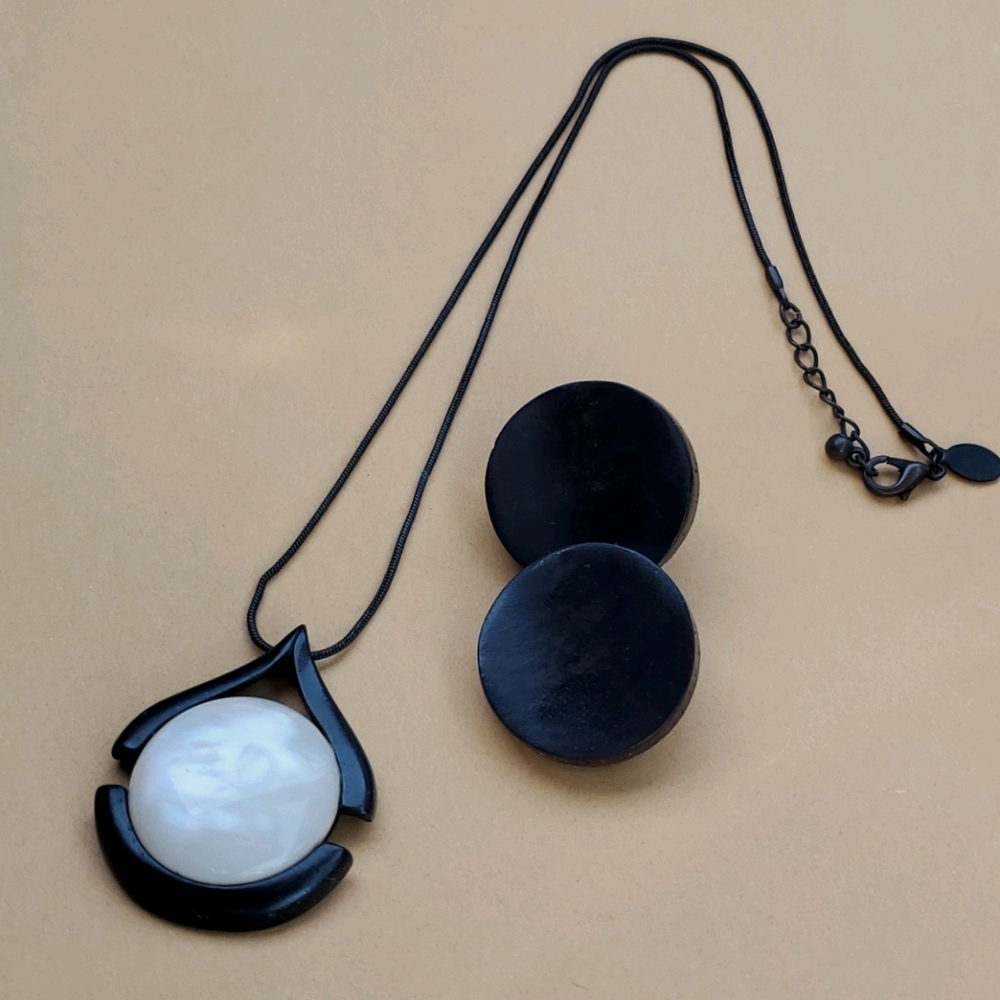 Mother of pearl necklace and earing set